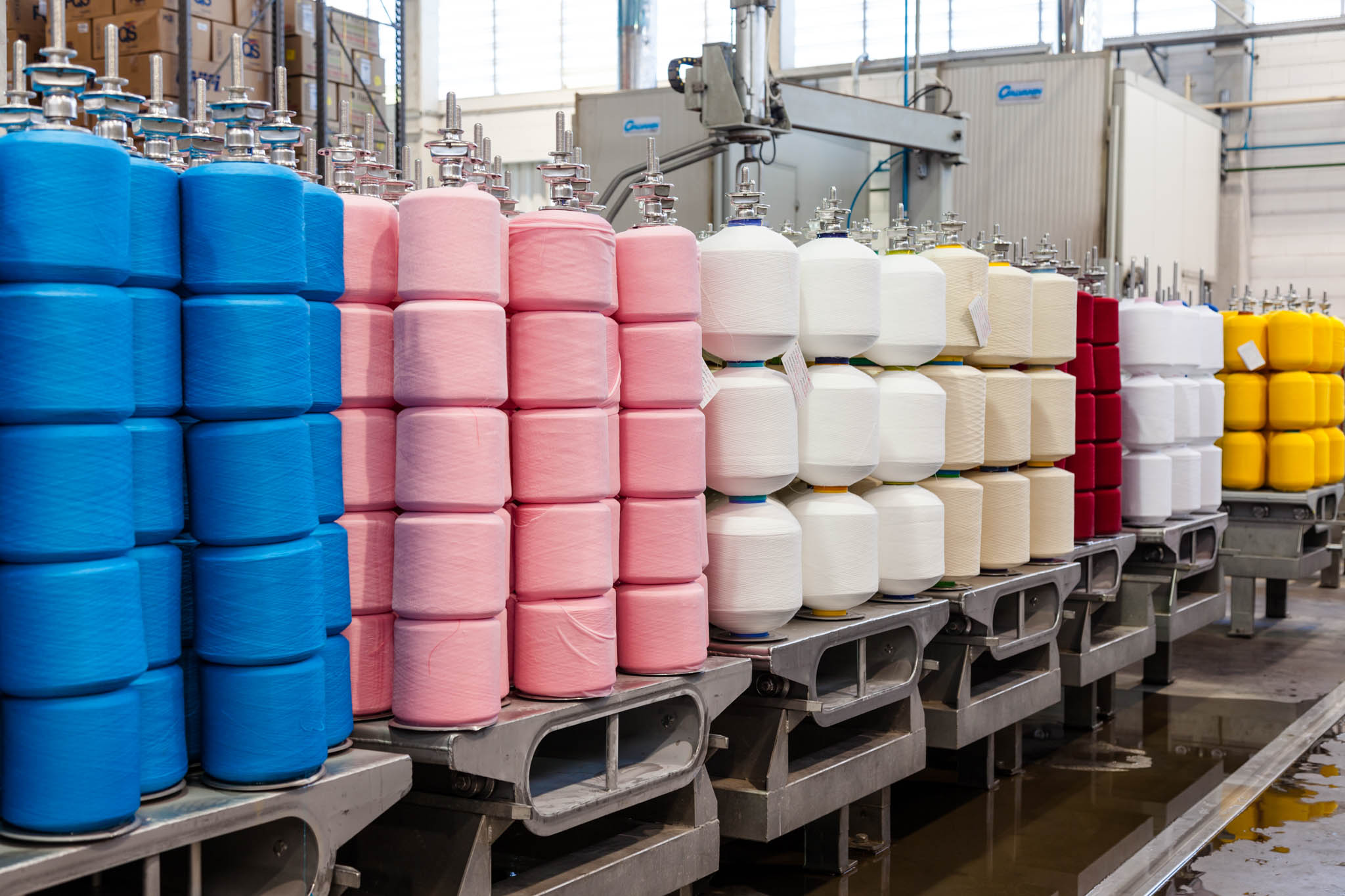 Yarn packages prepared on dye carriers for cone dyeing